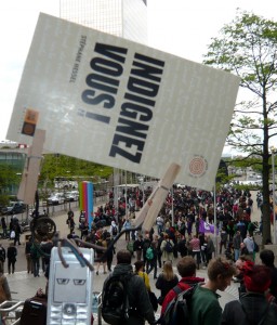 Mobilou brandit le livre "Indignez-vous" de Stephane Hessel