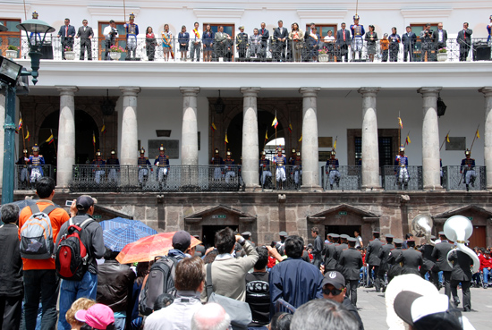 Le président de l'Equateur assiste au changement de la garde