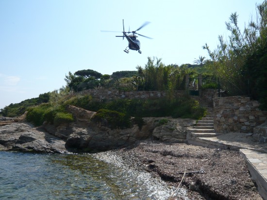 Un  hélicoptère pour arriver à sa villa