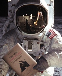 La mission Apollo 11 figure dans le livre, pour expliquer que ce n'est PAS une imposture