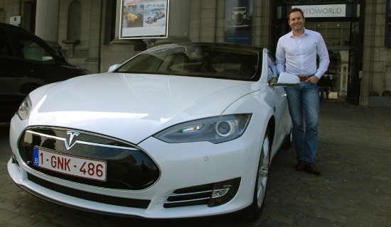 Bert est fier de sa Tesla S